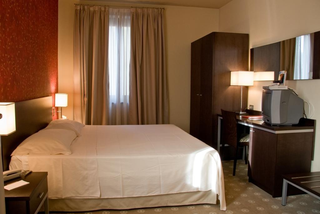 Hotel Fortyfive Chivasso Zimmer foto